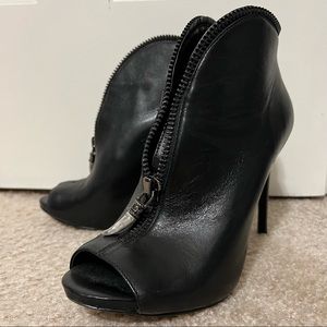 🖤 GUESS 6 1/2 Black Horn Zip Heels 🖤